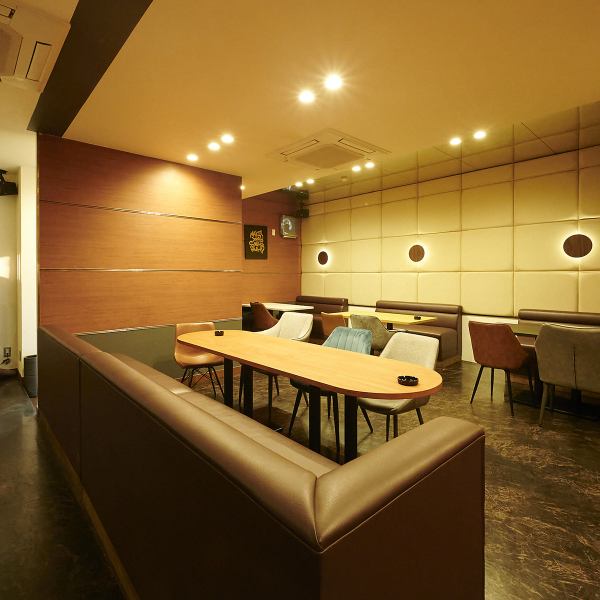 団体様に最適!広々としたテーブル席を完備しており、各種ご宴会にぴったりです♪最大12名様までお座りいただける席がございますので、忘新年会や歓迎会、送別会など、大人数での集まりにも対応可能。落ち着いた雰囲気の内観で、周りを気にせずお食事や会話をお楽しみいただけます。ご予約はお早めにどうぞ!