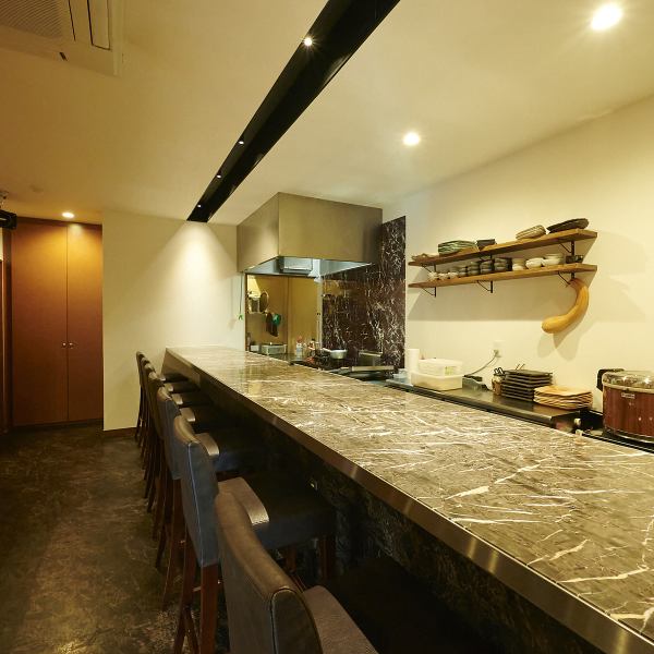 おひとり様でも気兼ねなくお食事を楽しめるカウンター席をご用意しております。目の前には調理場が広がり、料理ができる様子が楽しめるライブ感◎!熟練の職人技を見ながらお料理を待つのも、贅沢なひとときです。お仕事帰りやサク飲みなど、お気軽にお立ち寄りください。温かい雰囲気の内観で皆様をお迎えします。