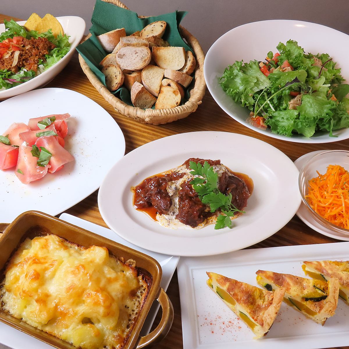 昼飲みも可能◎激辛タコライスや、自家製パンを使ったサンドイッチやキッシュが人気♪