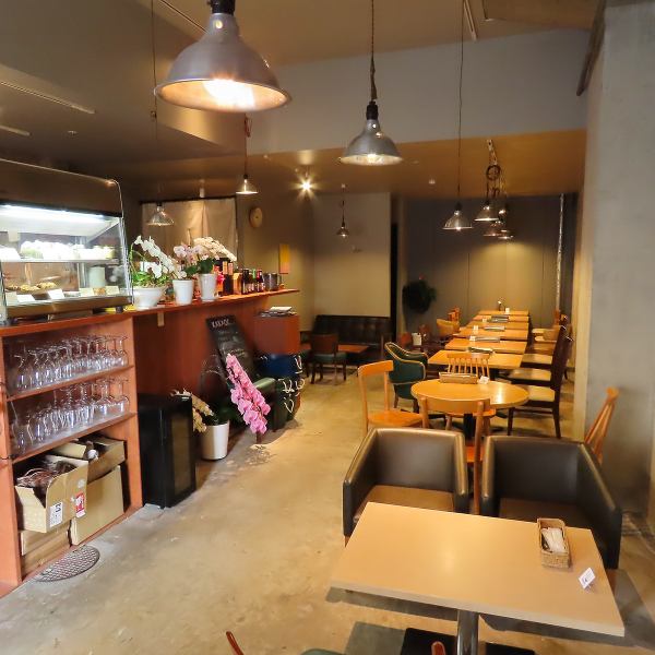 シックで洗練された空間が広がる当店では、リラックスしながら料理を楽しむことができます。お一人様でも気軽に立ち寄れる雰囲気は、ちょい飲みセットとの相性も抜群。仕事帰りの一杯や、特別な日のデートにも最適です。美味しい料理と共に、心に残る素敵な時間を過ごしませんか?