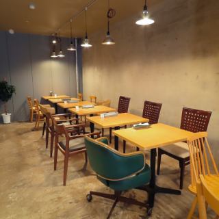 차분한 색조가 인상적인 점내는 느긋한 한 때를 제공합니다.심플하고 세련된 인테리어가 편안한 분위기를 연출합니다.특별한 소파석도 하나 준비.혼자서도 부담없이 이용할 수 있어 데이트에도 최적인 공간에서 기분 좋은 한때를 맛볼 수 있는 장소입니다☆