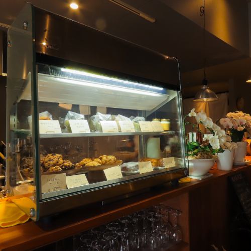 깨끗한 가게에서 즐기는 수제 빵과 특별한 디저트