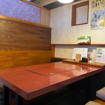 ゆったり座れる６名様まで収容可能なテーブル席！