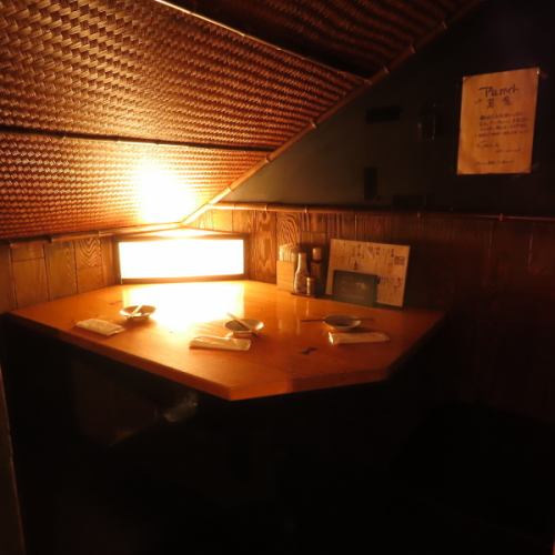 <p>【半個室】2～3名様でご利用いただける半個室は、活気がある店内のなかでもリラックスしてお料理を楽しめるお席です。お誕生日や女子会・記念日など、少人数でしっかりお祝いをしたい時などにぜひご利用くださいませ。隠れ家っぽさのある個室では、いつもと違う雰囲気で楽しめます♪</p>