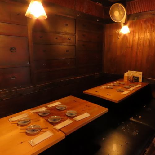 <p>【大人の隠れ家 がりっと酒場 】マークシティーより徒歩１分★建物の奥に進んでいただくと、大人の隠れ家居酒屋がひっそりと。1４名様までご利用可能な掘りごたつ席。靴をぬいでゆっくりくつろぎたい方や、宴会利用をしたい方などにおすすめ。美味しい日本酒や和牛のもつ鍋料理、海鮮など自慢のお料理とお酒で◎</p>