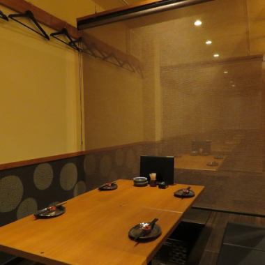 It is a digging and tatami mat type.Seats can be adjusted according to the number of people ♪