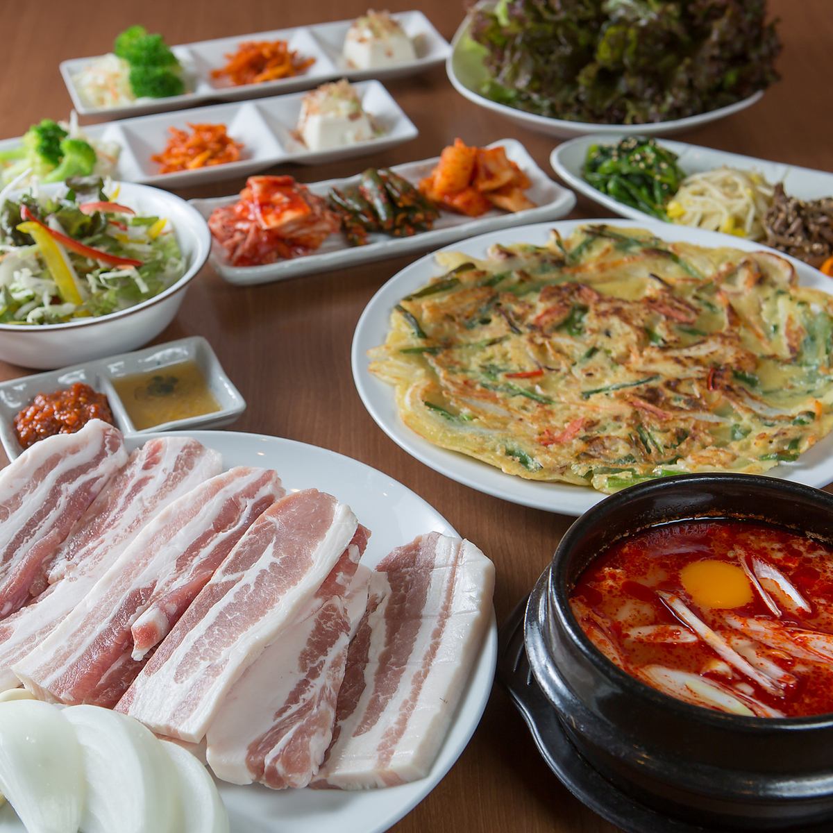 オモニ自慢の韓国料理をお時間の許す限り召し上がれ！
