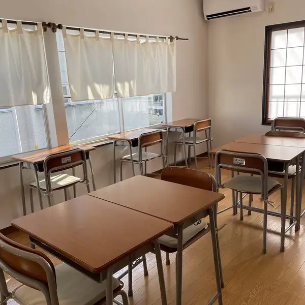 木の温もりが心地よい店内は、足を踏み入れた瞬間にほっと一息つける温かな雰囲気が広がります。カウンター席でゆったり過ごすも良し、広々としたお席で会話を楽しむも良し♪普段使いから特別なお食事まで、優しく寄り添うアットホームな空間で居心地の良いひとときをお過ごしいただけます。