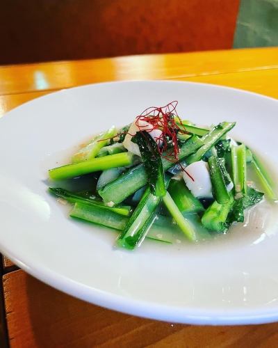 Stir-fried Hanasaki squid and green vegetables with garlic
