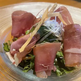 生ハムとパクチーのサラダ