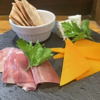 生ハムとチーズの盛り合わせ