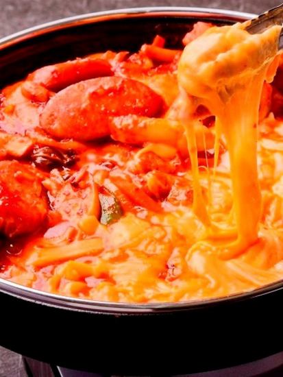 Spicy cheese dakgalbi and sundubu are also very popular. Please give it a try.