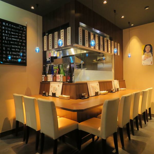 【カウンター席は調理のライブ感を楽しむことができ、シェフが藁で焼いている様子を間近で見ることができます】お一人さまのご来店も大歓迎◎デートにもぴったりの雰囲気で、特別なひとときをお過ごしいただけます。藁焼きの様子を写真や動画に収めることができるため、思い出に残る素敵な瞬間をシェアすることもできます。