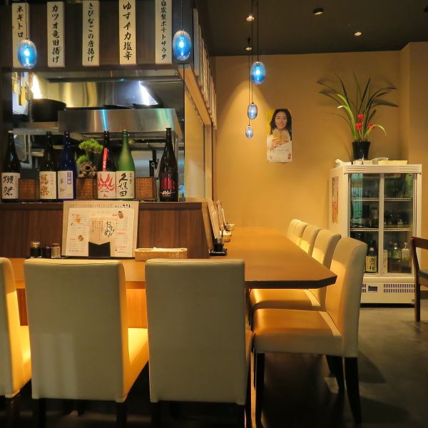 明るいスタッフが心を込めてお迎えいたします。落ち着いた雰囲気の中で、リラックスしてお食事を楽しんでいただけますので、静かな接待や大切な会食にも最適です。お客様のニーズに応じた柔軟なサービスを提供し、心地よい時間をお過ごしいただけるよう努めております。ぜひ、特別なひとときを当店でお楽しみください。