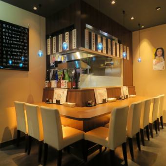 カウンター8席ございます。