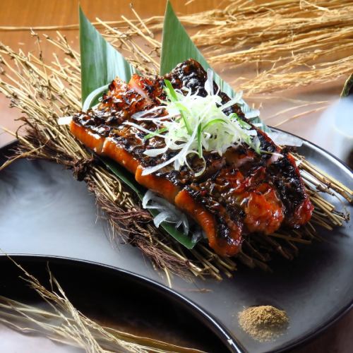 日本の伝統的な料理法！藁を使って食材を焼いています