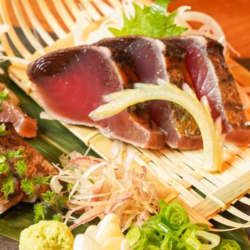 「カツオ塩たたき」は、香ばしさと旨味が引き立ち、薬味やポン酢と共に楽しむ、さっぱりとした味わいが魅力