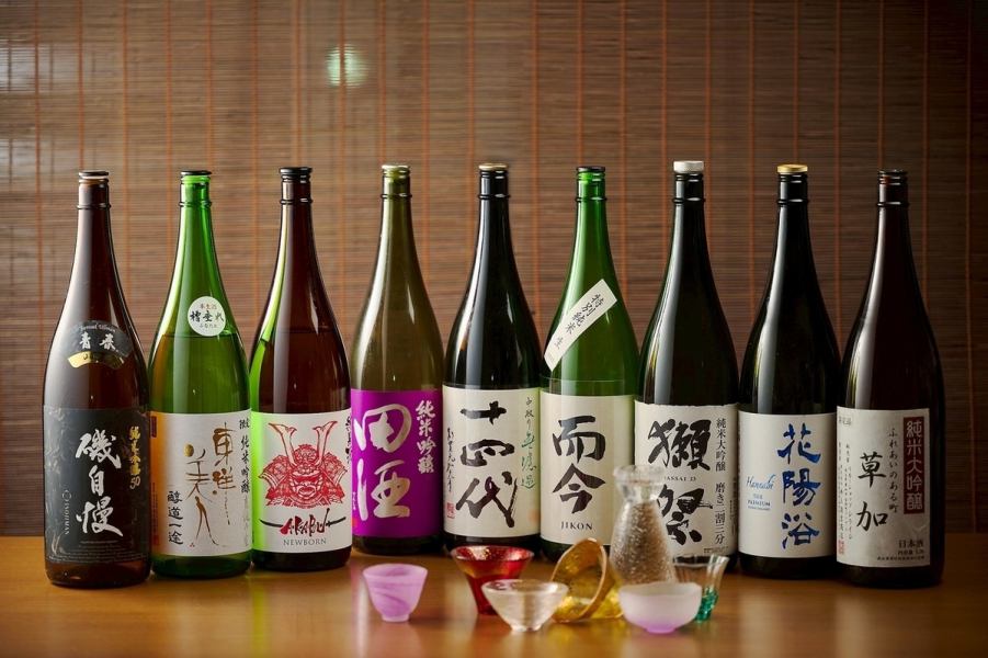 常に12~13種類の日本酒をご用意しており、全国各地からその時期に美味しい銘柄を厳選して取り揃えています
