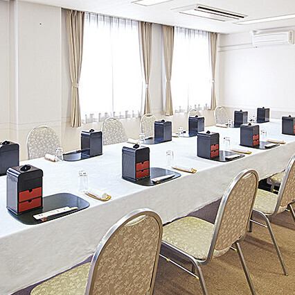 【落ち着いた雰囲気の中で、旬の味を心ゆくまで】築地の新鮮な食材が生む、見た目も味も楽しめる料理の数々を多種多様な会場で味わっていただけます。友人とのカジュアルな集まりから、大切な記念日まで幅広く対応可能です。職人の技が光る料理は、味わいだけでなく香りでも楽しませてくれます。