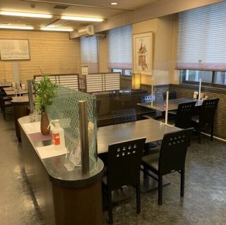 3名様掛けのお席を1席ご用意しております。人数・シーンに合わせて適切なお席にご案内させていただきます。