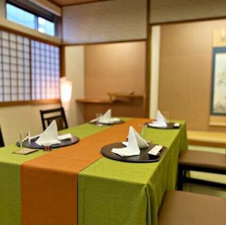 2名様掛けのお席もございます。周囲を気にすることなくプライベートな空間でお料理とドリンクをお楽しみいただけます。