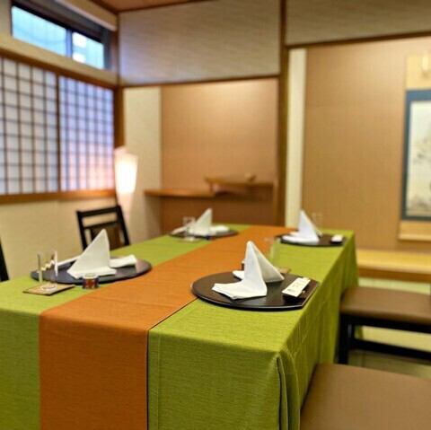 伝統的な和の要素が息づく店内で、心が安らぐ体験を