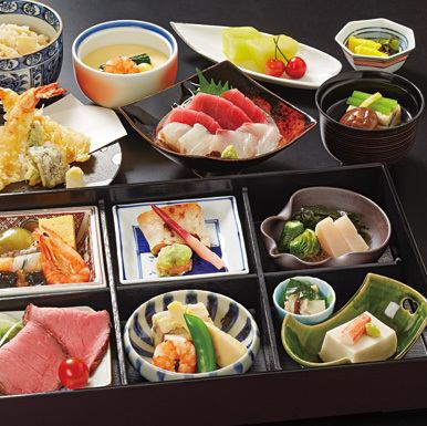 【家族で楽しむ、華やかなお重の魅力】お弁当 各種 5500円(税込)～