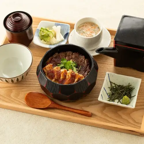 牛ステーキと大山どりの肉ひつまぶし御膳　蟹あん茶碗蒸し付き