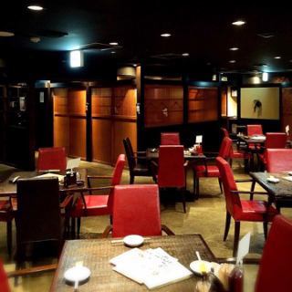 当店では飲み放題付きの大変お得なコースを全10品3000円～種類豊富にご用意致しております。お客様のご予算に合わせてお好きなコースをお選びいただけます！最大8名様までご利用頂ける個室と広々とした空間のお座敷をご用意！女子会や合コン、大人数宴会にぜひご利用くださいませ。
