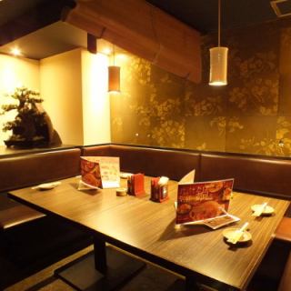 落ち着いた和の空間で美味しい料理とお酒をお楽しみください！最大8名様までご利用頂ける個室と広々とした空間のお座敷をご用意！女子会や合コン、大人数宴会にぜひご利用くださいませ。ご予約などお早めにお願い致します。
