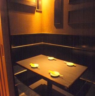 落ち着いた雰囲気の個室は様々なシーンにご利用いただけます。デートや親しい友達との食事はもちろん少人数での宴会など様々なシーンでご利用いただけます。広々とした開放感ある店内は連日多くのお客様で賑わっております！！