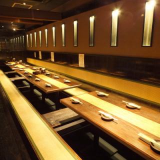 25名様までご利用可能な掘りごたつ個室。25名様前後までご利用いただけるお席となっております。堀ごたつ席なので足もラクラク。駅チカなので終電の心配をする必要もなくお楽しみいただけます。宴会特典などもございます。ぜひご利用下さい。人気のお席なので、ご予約はお早めに！新横浜で大人数宴会の際はぜひ当店へ！