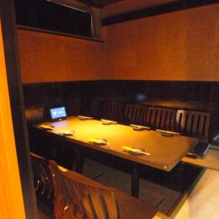 8名様までご利用可能なお座敷個室。少人数のご宴会にもぴったりなお座敷席です。駅チカなので終電の心配も必要なし！デートや女子会、少人数の同窓会など、少人数の宴会にぴったりのお座敷席となっております。ゆっくり食事をお楽しみいただきながら楽しい一時をお過ごしください♪