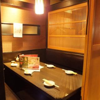6名様までご利用可能なテーブル個室。大人気のテーブル個室となっております。プライベートな時間をお楽しみいただけます！お子様連れの方などにおすすめです。ノンアルコール飲み放題やお子様も食べられる料理も多数ご用意しております♪　もちろんデートや合コン、女子会などにもオススメの席となっております。