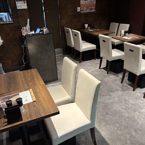 店内は落ち着いたトーンでまとめられた空間です。木目調のテーブルに白いレザーの椅子が配され、ゆったりとお食事を楽しんでいただけるテーブル席を複数ご用意しております。ブラウンを基調とした壁や、シンプルな内装は、大人の隠れ家のような雰囲気。居心地の良い空間で、自慢の欧風カレーを心ゆくまでお楽しみください。