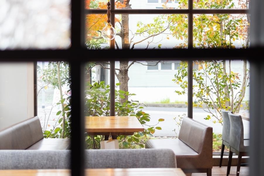The bright interior is very stylish and very popular with women♪ The concept of this café is to warmly envelop customers in everything from the warmth of the trees and plants in the interior to the gentle warmth of the caring staff.