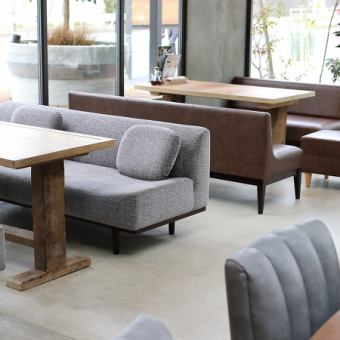 窓際のソファー席。外の景色を見ながらお食事いただけます。小さなお子様でも安心です。