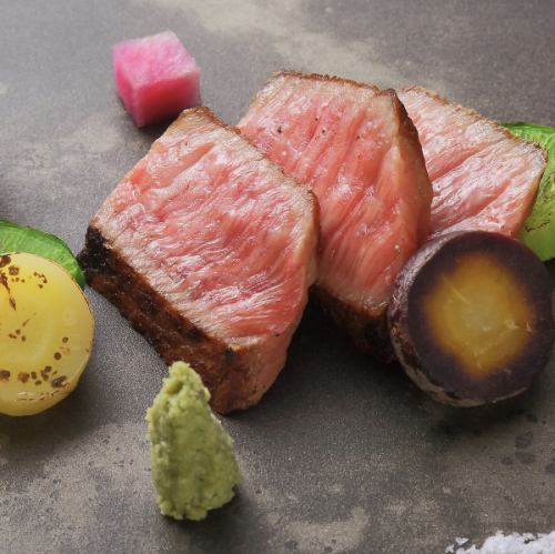 "Charcoal-grilled A5 Rank Sendai Beef Wholeheartedly" with the charm of juicy meat from rare parts