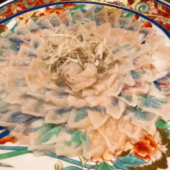 【極上天然虎河豚尽くし会席】 厳選した活きた天然虎河豚のみを熟成させて使用しております。