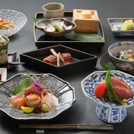 【厨师发办】我们最受欢迎的怀石料理套餐，包含秋季时令海鲜和一道肉类菜肴。