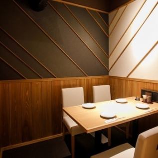 還有一間最多可容納4人的私人房間。也推薦用於商務談判和娛樂等場合。提供時令魚和各種日本酒。這是一家令人放心的商店，歡迎喜歡日本酒的客人。