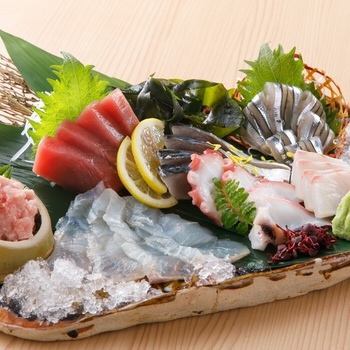 我们提供1200日元起的“刺身拼盘”，您可以尽情享用高品质的“时令鱼”！
