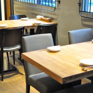 4 people 's table at the window ♪ Please enjoy authentic Italian ☆ 4 people' s clique table × 2 table