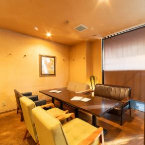 We have two sofa seats that can accommodate 6 to 8 people.The chair has a backrest, so you can rest your feet and relax.