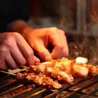 【2人套餐】含120分钟畅饮 ◆ 共10道菜 ◆ 特色菜包括招牌炭烤鸡肉串和人气特色菜（松井）