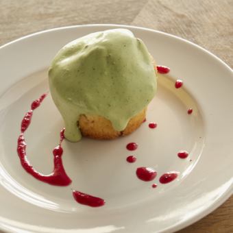 かぼちゃのカップケーキ 抹茶のクリーム添え