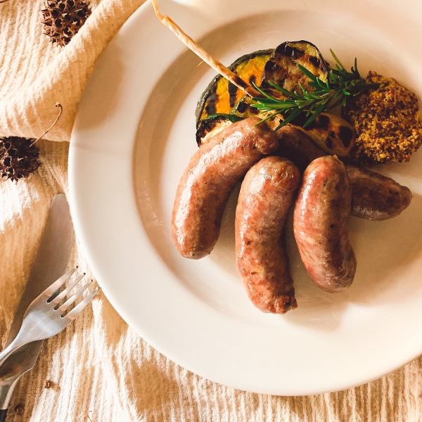 【おススメは自家製ソーセージ】白金豚のサルシッチャや大山鶏もも肉とヤゲンナンコツなど650円(税抜)から