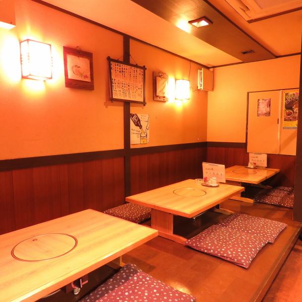 In addition to the private room, small seating and table seating are also available. 最適 A space ideal for meeting with colleagues and friends! The small seating and table seating are connected up to 12 people each with a desk. Because it is OK up to the state, it is also available for large banquets ☆ We also accept reserved reservations for shops with more than 25 people so please feel free to contact us ♪