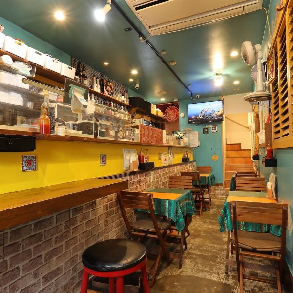 店内はアットホームな雰囲気が広がり、ラテンミュージックのリズムが心地よく流れる空間が特徴。明るい色調と陽気な店長が、食事をより一層楽しいものにしてくれます。本場メキシコの陽気さを感じながら、ジャンキーなラテン料理で満腹に！