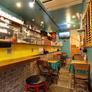 １Ｆのカウンター席はお一人様でも大歓迎♪気さくな店員さんがあなたをお待ちしております！